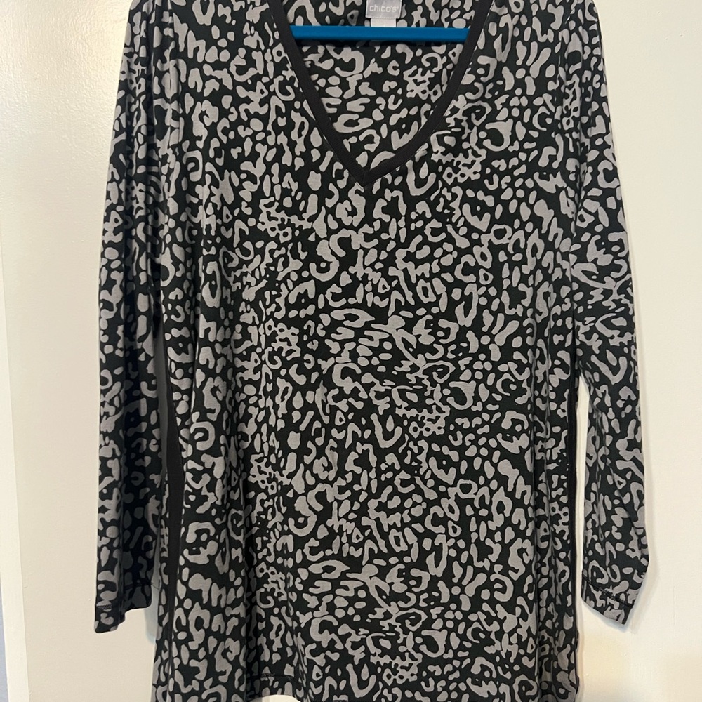 Chico’s dark gray and light gray top size large V-Neck Top